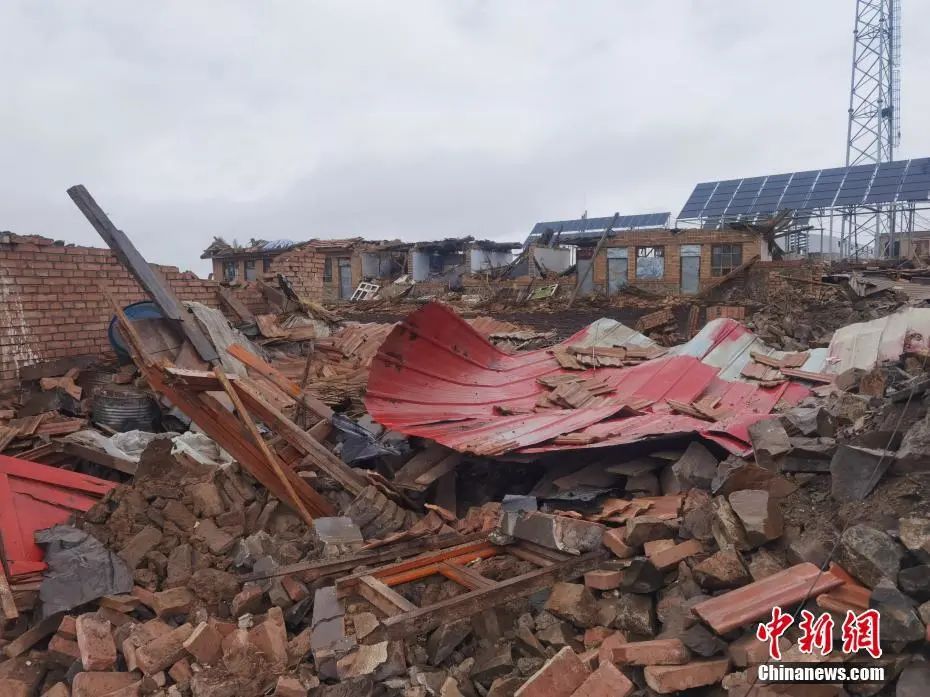 一家10多口刚逃出房就塌了直击云南青海地震现场