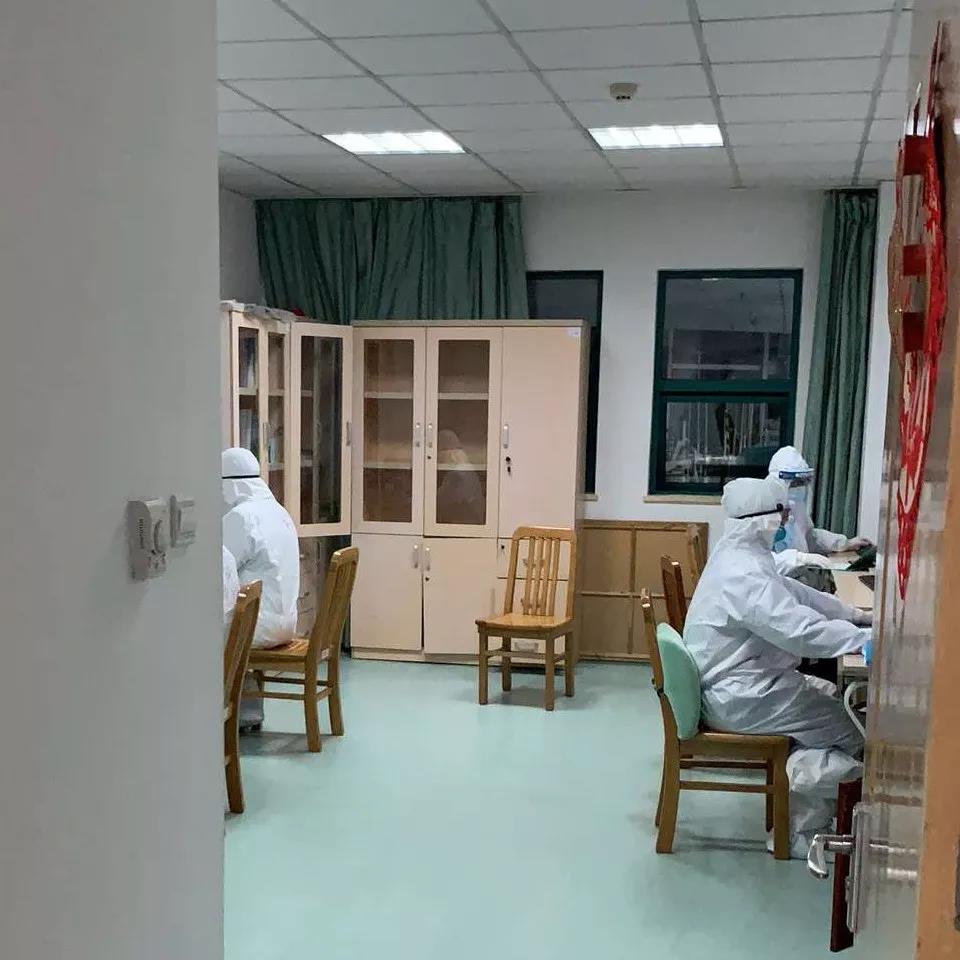 蔡毅的团队在办公室里记录病人情况(受访者供图)