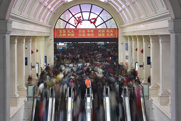 2021年4月3日,武汉,旅客在汉口火车站进站乘车人民视觉 图