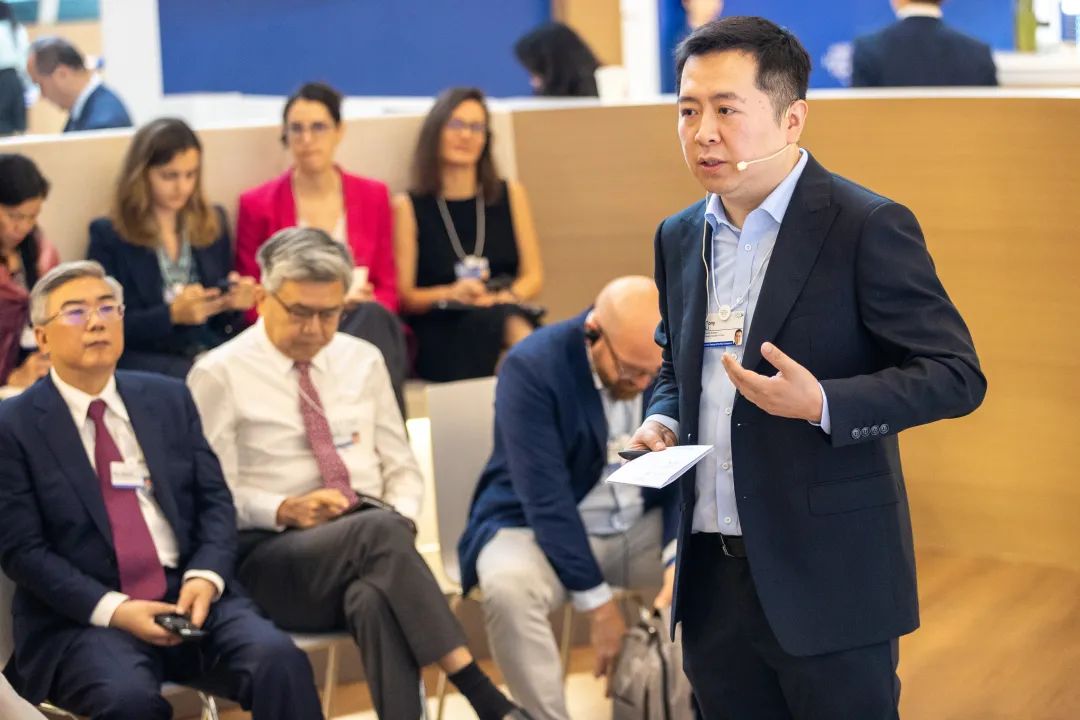 擎朗智能ceo李通:智能自主机器人推动数字化智能化转型 | 达沃斯声音