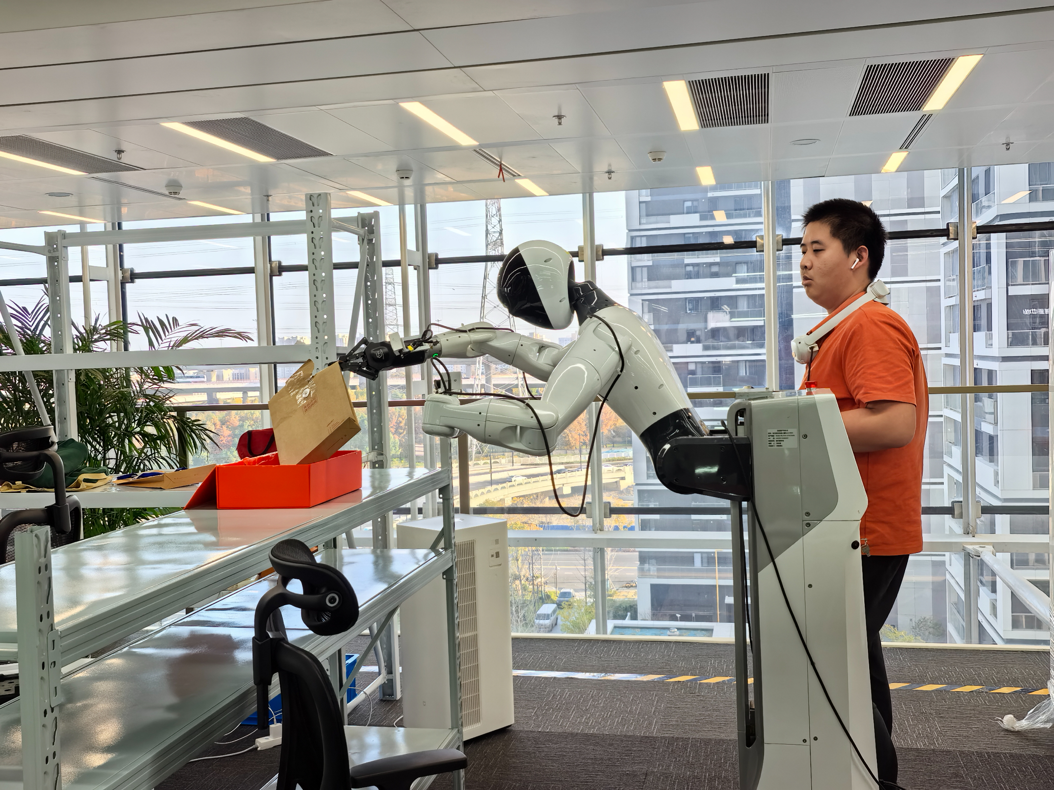 重塑上海人　上海新老居民一体化研究 角逐“最强生产力工具”！2025全球开发者大会，机器人“更像人”——_国际